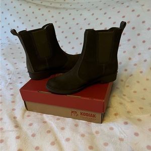 Kodiak Bria Wonens Suede Chelsea Boot - Olive - 8.5 - Waterproof - New in Box